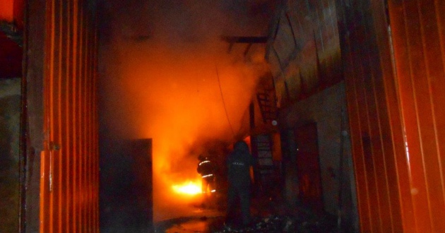 Пожарный поезд тушил горящий склад в Приморье