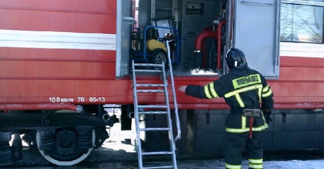 Пожарные поезда ФГП ВО ЖДТ России тушили склад в Новосибирске