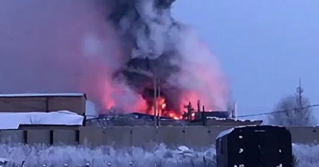 В тушении пожара на территории завода промышленного цинкования задействован пожарный поезд станции Оренбург