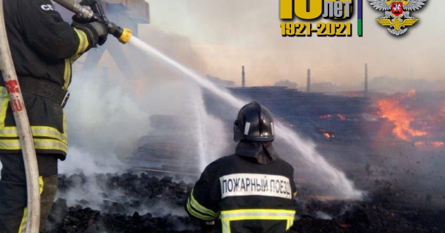 В тушении пожара на лесоперерабатывающем комбинате Томска задействован пожарный поезд станции Томск II