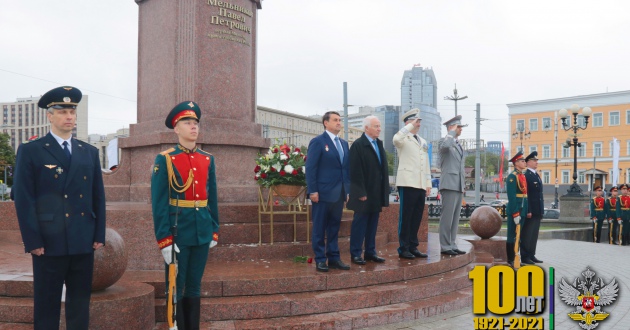 Возложение цветов к памятнику первому Министру путей сообщения Российской империи П.П. Мельникову