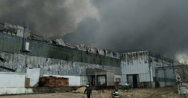 В тушении крупного пожара на складе Подмосковья задействованы пожарные поезда ФГП ВО ЖДТ России