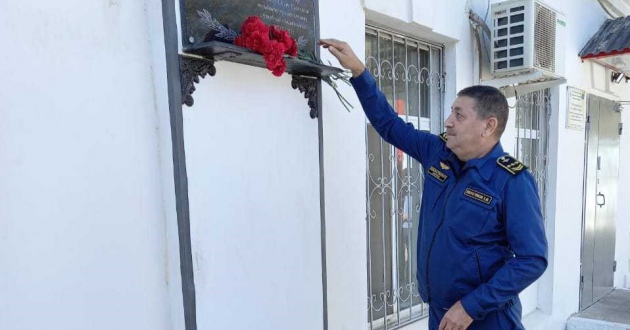 Открытие мемориальной доски в стрелковой команде станции Махачкала Махачкалинского отряда
