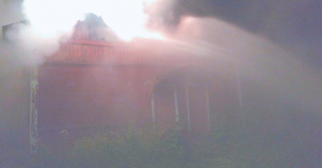 Пожарный поезд станции Лоста потушил горящий жилой дом в поселке Вологодской области