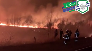 Пожарные поезда ФГП ВО ЖДТ России участвовали в тушении пожара за полосой отвода в Ростове-на-Дону