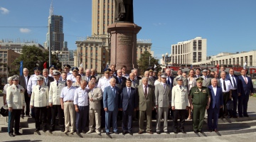Возложение цветов к памятнику первому Министру путей сообщения Российской империи П.П. Мельникову