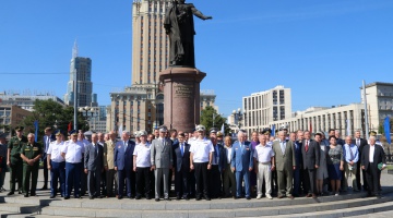 Возложение цветов к памятнику первому Министру путей сообщения Российской империи П.П. Мельникову